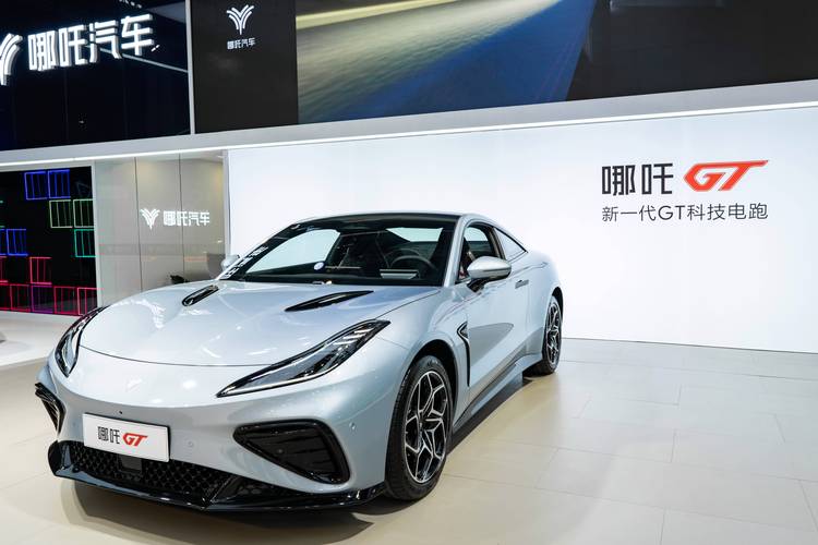 重庆83哪吒汽车在智能汽车领域的表现，领途汽车在新能源汽车市场中的影响力